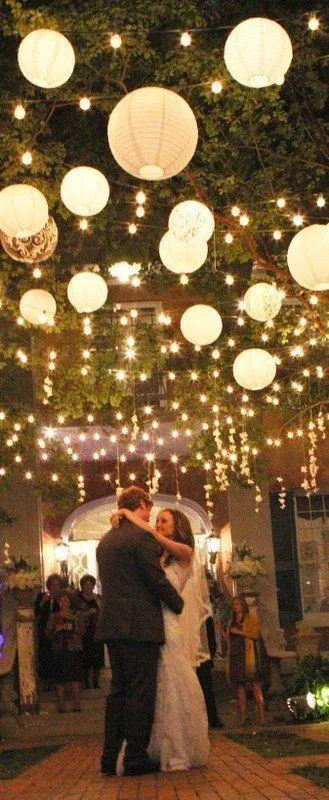 100-Pack 16 Inch White Parallel Ribbing Round Paper Lanterns